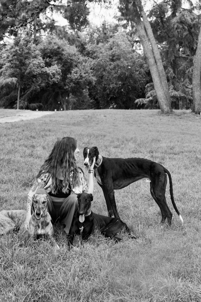 sesión fotografía en el parque humana y sus 3 perros galgos adoptados españa